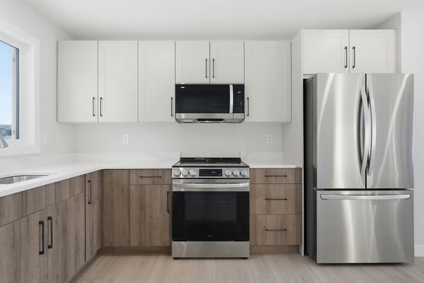 Artisan installant un plan de travail de cuisine dans un environnement domestique moderne